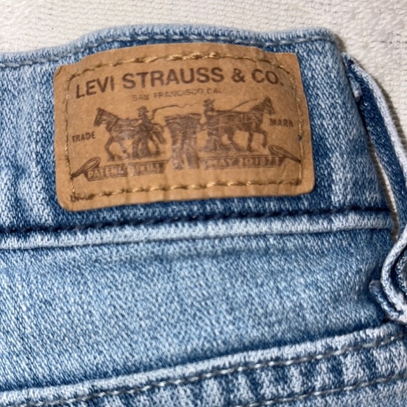 Gently Loved Classic Blue Women's Capri Jeans by Levi’s 515 - Picture 10 of 14